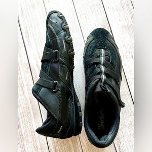Sketchers black sneakers